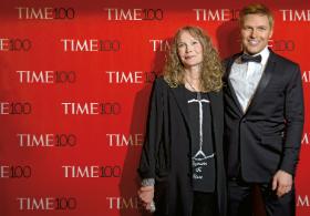 Ronan Farrow z matką Mią Farrow na gali „Time 100”, Nowy Jork, 2015 r.