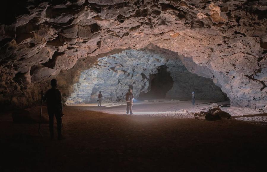 Jaskinię Umm Jirsan wydrążyły miliony lat temu podziemne potoki lawy.