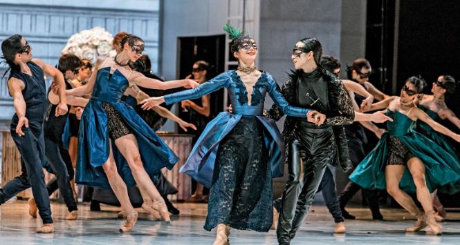 Tytułowych Romeo i Julię tańczą Robert Kędziński i Rina Nishiuchi.
