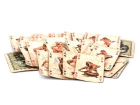 Jak mężczyźni spędzali wolny czas? Ci średniozamożni np. na grze w karty. Na fot.: zestaw do gry z lat 60. XX w.