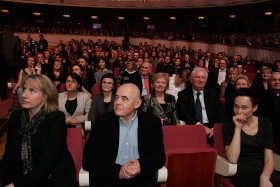 Publiczność, jak zwykle, dopisała. Na pierwszym planie m.in. Stanisław Tym, na drugim Andrzej Turski, a na trzecim – Justyna Bargielska (pani w paski), nominowana w tej samej co Karpowicz kategorii.
