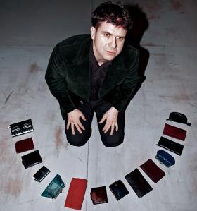 „Kto zabił Alonę Iwanowną” w reż. Michała Kmiecika, Teatr Dramatyczny w Warszawie. Na zdjęciu: Piotr Siwkiewicz i skromna scenografia.