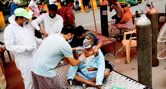 Ludzie radzą sobie, jak mogą. W miastach krążą rowerowe riksze z butlami, prowizoryczne stanowiska tlenowe powstają nawet na chodnikach.