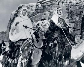 W zrealizowanej z rozmachem filmowej wersji życia Lawrence´a, głównego bohatera grał Peter O´Toole, towarzyszył mu Omar Sharif (z prawej), 1962 r.