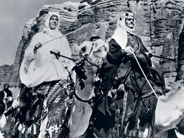 W zrealizowanej z rozmachem filmowej wersji życia Lawrence´a, głównego bohatera grał Peter O´Toole, towarzyszył mu Omar Sharif (z prawej), 1962 r.