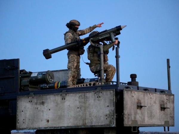 Ukraińscy żołnierze ćwiczą użycie lekkiego zestawu przeciwlotniczego Mistral, sierpień 2025 r.