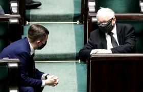 Łukasz Schreiber chętniej słucha, niż mówi, a jak już coś powie, to tylko tyle, ile trzeba. Dlatego też, cieszy się sympatią Kaczyńskiego.