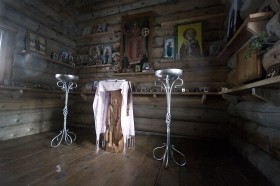 We wnętrzu drewnianej cerkiewki spotykają się elementy wielu duchowości. Ikony ustawine na półeczkach. Ołtarz przedstawia postać alpinisty. Gałązka na prawej ścianie to modrzew używany w szamańskich obrzędach.