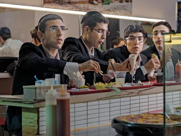 Kadr z serialu „Nasi chłopcy”, reż. Hagai Levi, Joseph Cedar i Tawfik Abu-Yael.