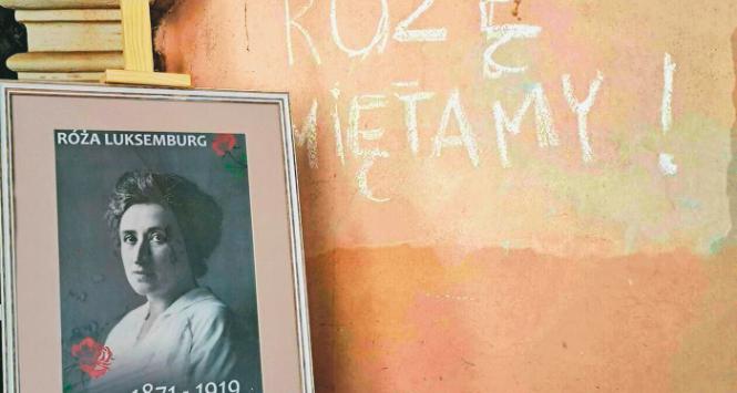 Tablica upamiętniająca Różę Luksemburg.