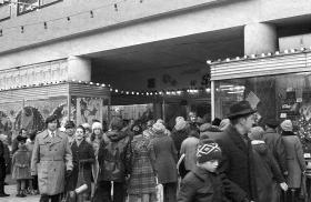 Przedświąteczny ruch pod domem towarowym. Gdańsk, 1974 r.