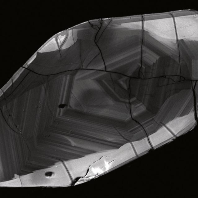 Cyrkon z Jack Hills w Australii widziany pod mikroskopem elektronowym.