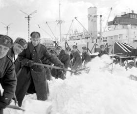 Żołnierze odśnieżają port w Gdyni, grudzień 1962 r. Dla powojennej generacji to była zima stulecia. Pierwsza.