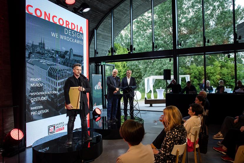 Wyróżnienie za projekt Concordia Design we Wrocławiu odebrał Marcin Kucharski, właściciel pracowni Q2 Studio, która współpracowała z MVRDV przy projekcie.