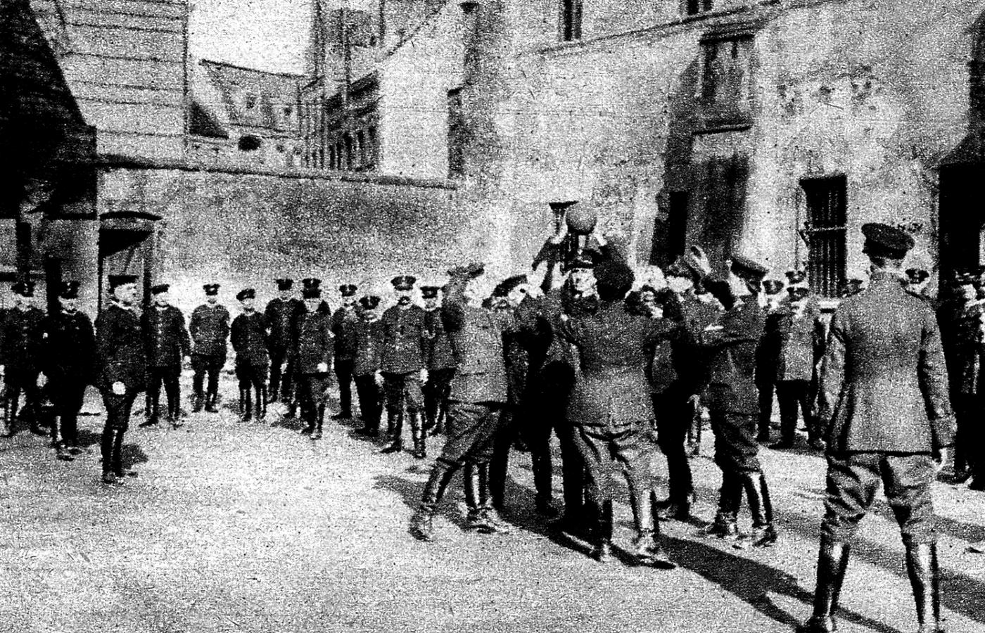 Policja Państwowa gra w piłkę w 1918 r.