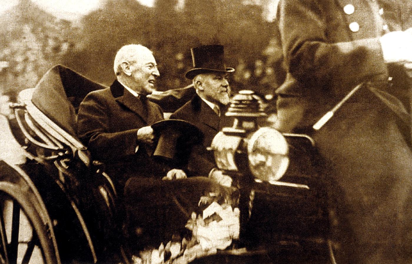 Prezydent USA Woodrow Wilson (w powozie z lewej, bez kapelusza) w Paryżu w 1918 r. To tutaj nabawił się hiszpanki. Obok prezydent Francji Raymond Poincare