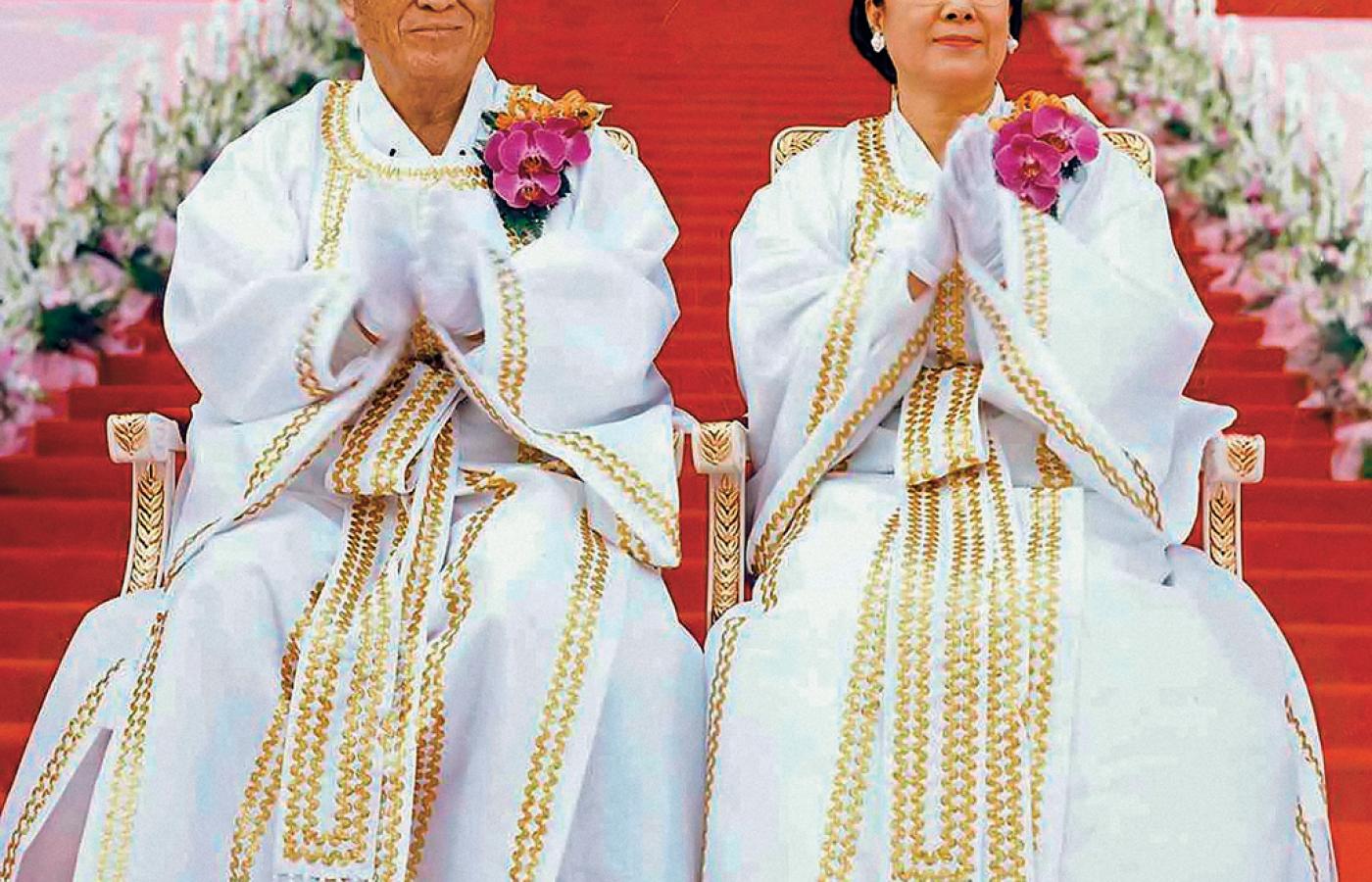 Mesjasz z drugą żoną Hak Ja Han.