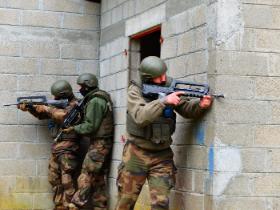 W rękach francuskie karabiny FAMAS w nowoczesnej wersji przewidywanej niegdyś dla systemu „żołnierza przyszłości”, wyposażone w szynę do precyzyjnych celowników i przystosowane do standaryzowanej amunicji NATO.