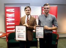 Laureaci pozują z dyplomami. Od lewej: Krzysztof Wałaszewski i Piotr Michalik