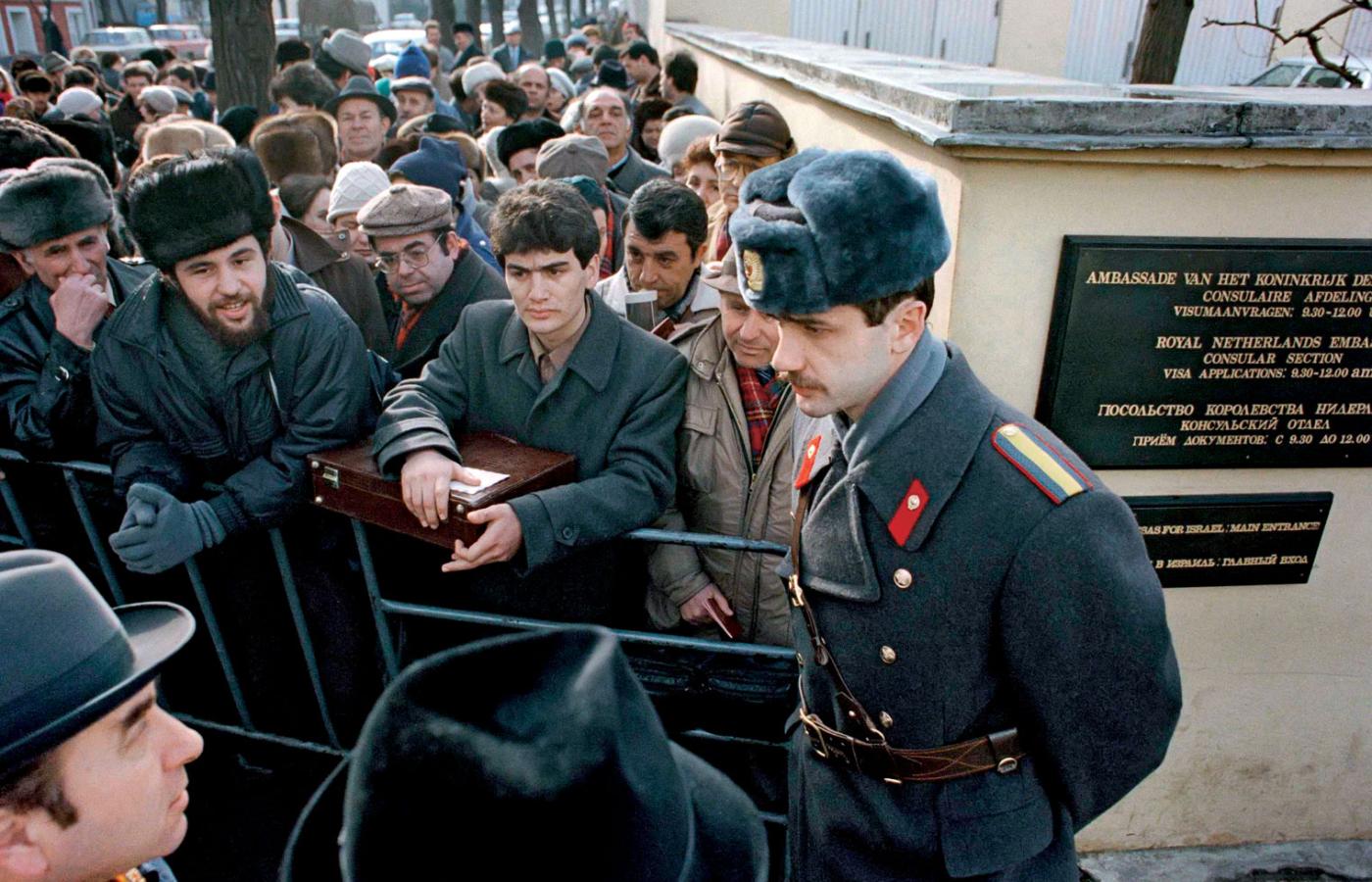 Żydzi z terenów Związku Radzieckiego przed ambasadą Holandii, która w 1990 r. reprezentowała w Moskwie państwo Izrael.