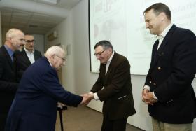 Stanisław Likiernik, Emil Marat i Michał Wójcik przyjmują gratulacje z rąk Mariana Turskiego i Marszałka Sejmu.