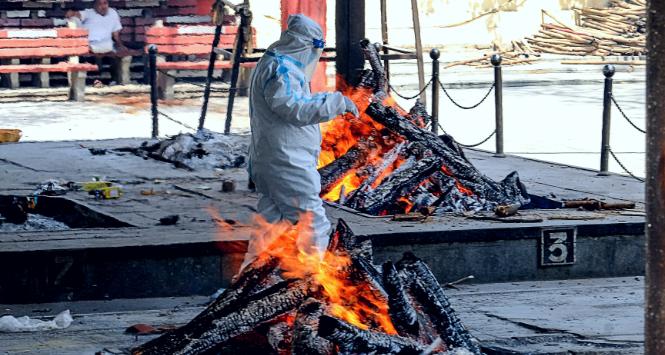 W Delhi uruchamiane są prowizoryczne miejsca masowych kremacji. Także na parkingach samochodowych.