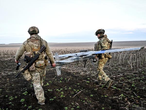Ukraińscy żołnierze z dronem, kwiecień 2026 r.