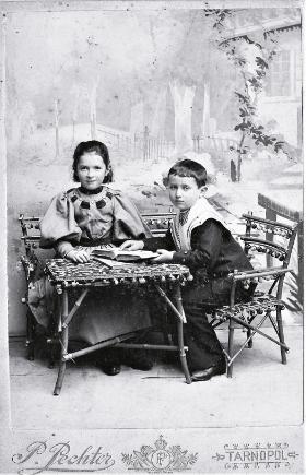 Przyszła babcia Jarosława Kurskiego Teodora Niemirowska vel Bernstein z bratem Ludwikiem (późniejszym Lewisem Namierem), ok. 1896 r.