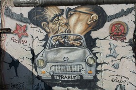 Historyczna scena: Leonid Breżniew i Erich Honecker na muralu-karykaturze
