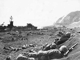 Marines na plaży tuż po lądowaniu, przygnieceni ogniem japońskiej artylerii