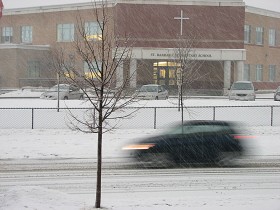 Kanada, dzieci docierają do szkoły przywożone przez rodziców.