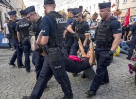 Aktywiści Obywateli RP, KOD, antyfaszyści są zatrzymywani przez policję za blokowanie marszów narodowców pod nazistowskimi hasłami.