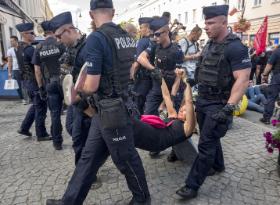 Aktywiści Obywateli RP, KOD, antyfaszyści są zatrzymywani przez policję za blokowanie marszów narodowców pod nazistowskimi hasłami.