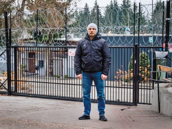 Michał Wierzchoń po powrocie z przepustki przed zakładem karnym w Popowie