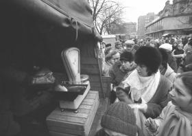 To też „nowa Polska” – handlująca na straganach, stoliczkach, łóżkach polowych i szczękach nie tylko w „przedświąteczną niedzielę handlową”.