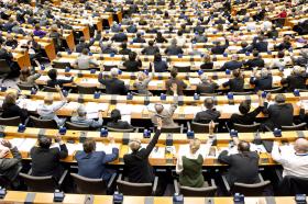 Sala posiedzeń w siedzibie parlamentu w Brukseli.