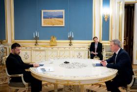 Wołodymyr Zełenski i Daniel P. Driscoll