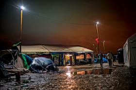 Obozowa świetlica. W dżungli działają też biblioteka i dom kultury.