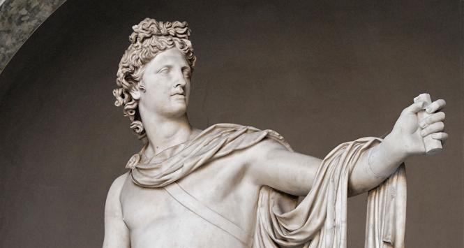 Apollon belwederski; marmurowa rzymska kopia (z II w. n.e.) greckiej rzeźby dłuta Leocharesa z IV w. p.n.e. Bóg trzymał w jednej dłoni prawdopodobnie łuk, w drugiej strzałę lub wieniec.