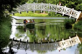 Europejski szlak rowerowy R1 (na zdjęciu  rodzina na przejażdżce). 960 kilometrów na przełaj przez Niemcy: równinne krajobrazy uprawne w rejonie Münsterland, wzniesienia na Pogórzu Wezerskim, podnóże gór Harz, rozległe tereny regionu Fläming i Kotlinę Freienwaldzką. Kulturalnych wrażeń dostarcza siedem miejsc wpisanych na listę światowego dziedzictwa UNESCO, m.in. Quedlinburg, znana z działalności Marcina Lutra Wittenberga, czy miasto Bauhausu Dessau.