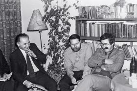 Od lewej: Wojciech Ziembiński, Adam Wojciechowski i Jan Dworak w mieszkaniu Kazimierza Janusza w Warszawie podczas VI Ogólnopolskiego Spotkania uczestników ROPCiO, 1980 r.