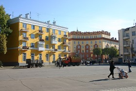 Na lotnisku i w centrum Smoleńska przygotowania do niedzielnej uroczystaości trwały do ostatniej chwili.