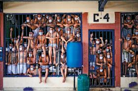 Koronawirus nie oszczędził również przeludnionego więzienia w Quezaltepeque w Salwadorze.
