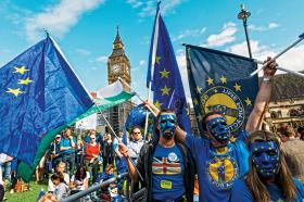 Minister Johnson imputował demonstrującej w Londynie przeciw brexitowi brytyjskiej młodzieży, że ma kłopot z tożsamością. Belg Guy Verhofstad replikował, że przeciwnie: młodzież europejska nie ma kłopotu z tym, by czuć się obywatelem swego kraju i jednocześnie Europy.