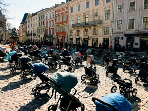 Protest na placu przed budynkiem rady miejskiej we Lwowie.