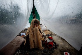 Ciągle pada. Kobieta pod własnoręcznie zrobionym namiotem w Azakhel niedaleko Pabbi w północno-zachodnim Pakistanie, 7 sierpnia 2010 r.