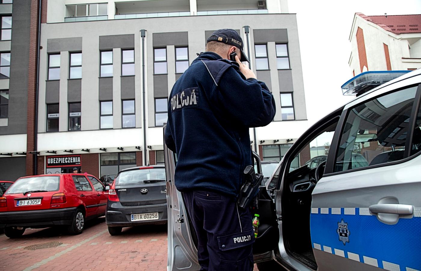 Policjant w Białymstoku sprawdza przestrzeganie kwarantanny.
