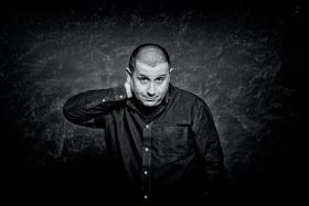 Marcin Wicha, nominowany w kategorii Literatura. Jego książka „Rzeczy, których nie wyrzuciłem” (Wydawnictwo Karakter) to esej osobisty – opowiada o matce, o śmierci, o porządkowaniu rzeczy, książek i wspomnień. Czytaj więcej »