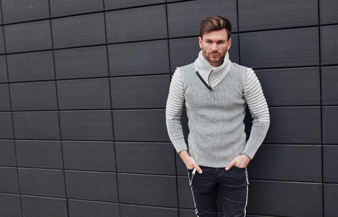 Zostaw bluzę w szafie – przegląd ciepłych swetrów męskich