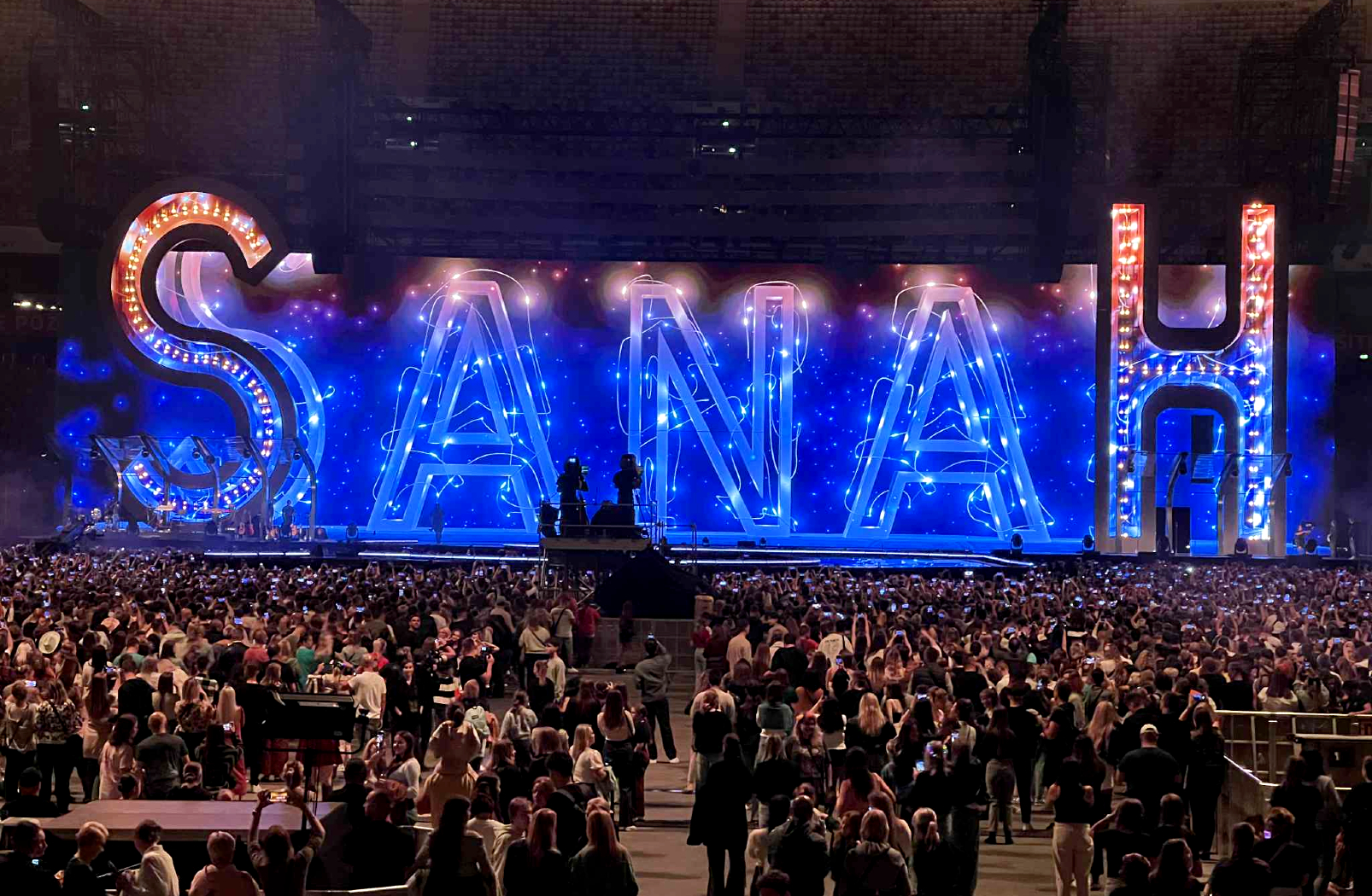 Sanah znów zapełniła Narodowy. Byliśmy. Jak wypada na tle Taylor Swift?